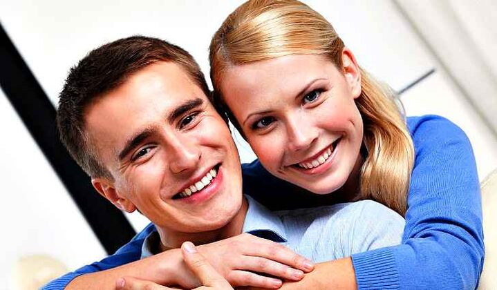 Bir kadınla mutlu adam