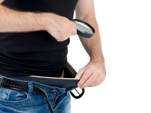 bir adam pantolonunun altına bakıyor ve penisini büyütmek istiyor