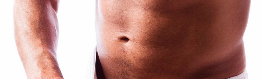 Bir adam bir vakum pompası ile penisini büyütür