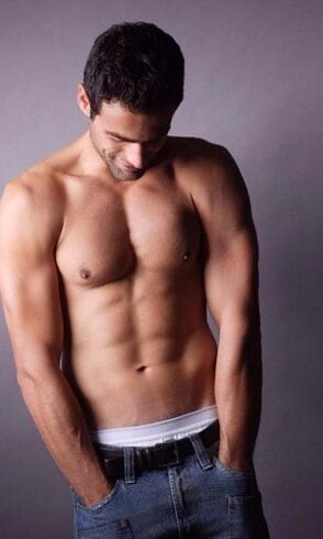 yakışıklı erkek gövde