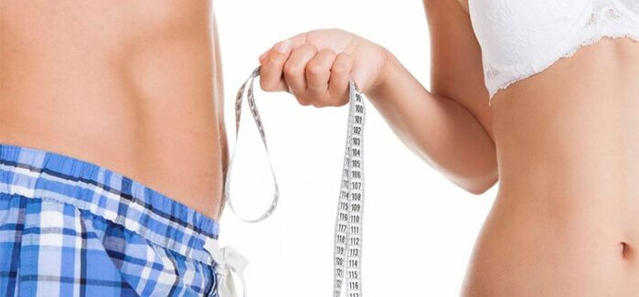 bir kadın büyütmeden önce bir erkeğin penisini ölçer